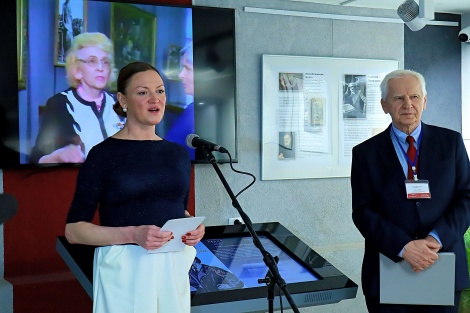 "Мы идем, крепко взявшись за руки"