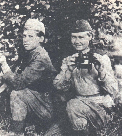 «Бессмертный полк. Назовём поимённо». Девушки в солдатских шинелях.