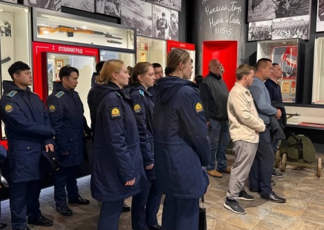Для курсантов Краснодарского высшего военного авиационного училища летчиков прошла экскурсия по экспозиции музея "Оружие Подвига" 