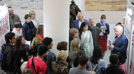 Валерий Александрович Перфилов, ученый секретарь Ленинского мемориала, выступает на открытии выставки