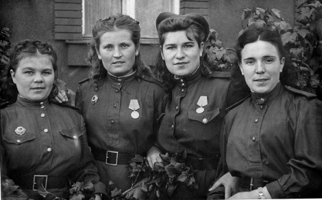 Парад у дома ветерана Великой Отечественной войны