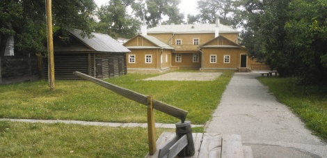 Этот дом с мезонином. Двор