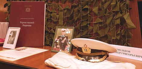Кортик, фуражка, последняя рубашка — чем пополнились фонды Ленинского