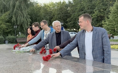 Руководство и сотрудники Ленинского мемориала возложили цветы к памятнику Хо Ши Мина 