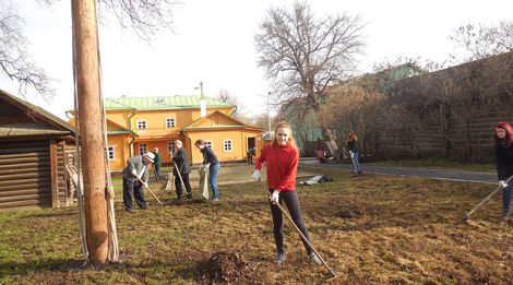 Трудовой десант на территории мемориальной усадьбы Ульяновых