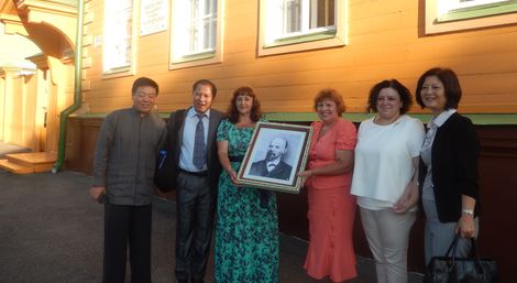 В Ульяновске китайская делегация подарила музею портрет молодого В.И. Ленина