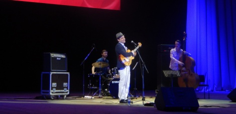 Бразильский певец, гитарист и композитор Жоандер Сантос  исполнил  на 56-м Международном музыкальном фестивале «Мир, Эпоха, Имена…» свои сочинения