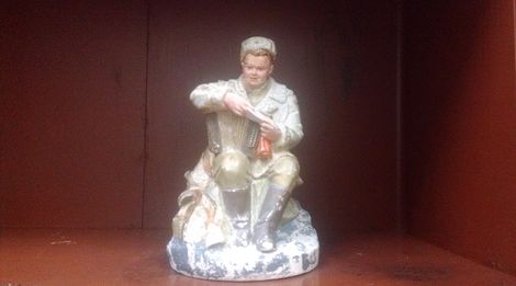 "Галерея советского мира"."Красноармеец на отдыхе"