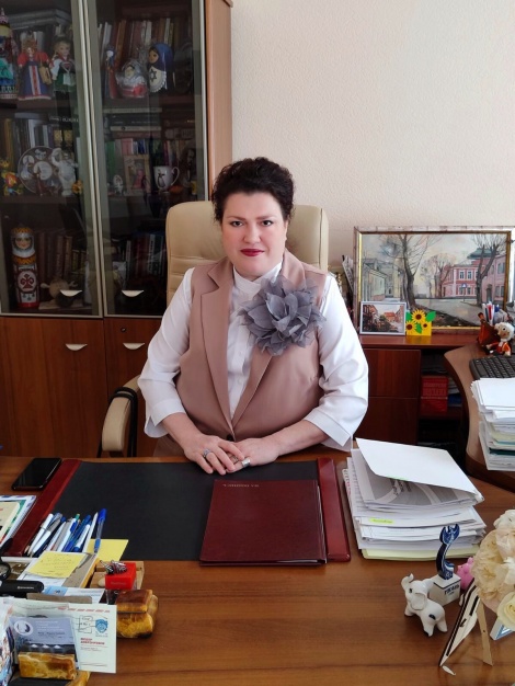 Министр искусства и культурной политики Ульяновской области Евгения Сидорова поздравляет Дом-музей В.И. Ленина со 100-летием 