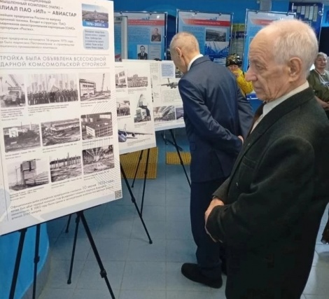 Сотрудники отдела просветительских программ Ленинского мемориала познакомили ветеранов "Авиастара" с выставкой "Созидатели. 80 лет трудового подвига" 