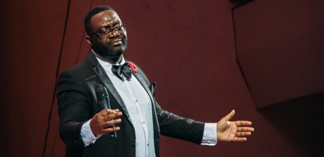 На 56-м Международном музыкальном фестивале «Мир, Эпоха, Имена…» джазовый певец Клив Джонс заставил публику танцевать и петь вместе с ним