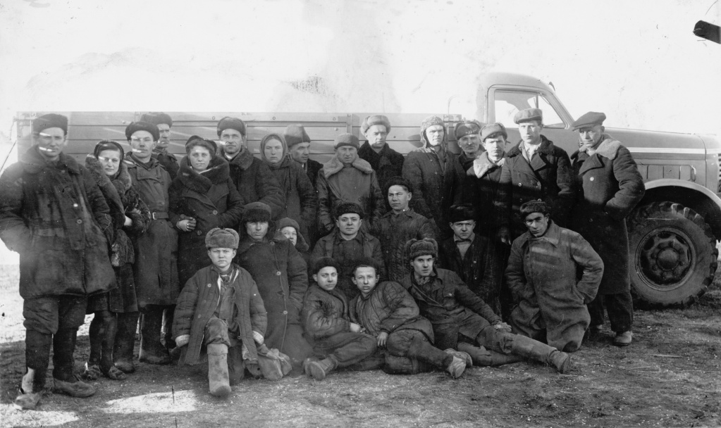 1 группа рабочих и руководителей у автомобиля УльЗИС-253. 1944г..jpg 1 группа рабочих и руководителей у автомобиля УльЗИС-253. 1944г..jpg