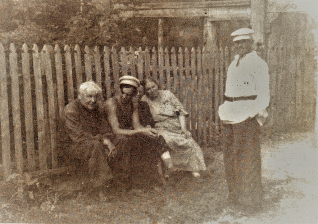 Д.И. Архангельский, Н.А. Пластов, Е.В. Шаримова (няня), Наталья Алексеевна, Аркадий Александрович. Прислониха..jpg