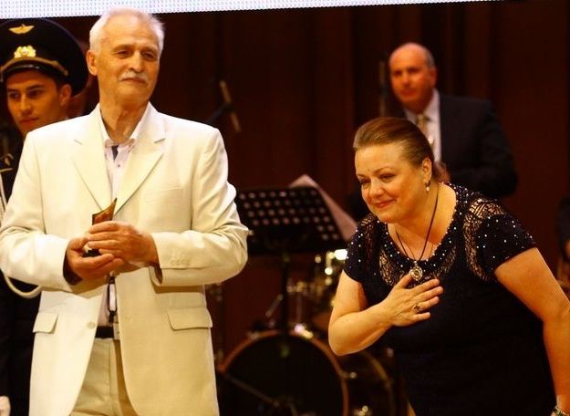  ></div>
<div><img src=