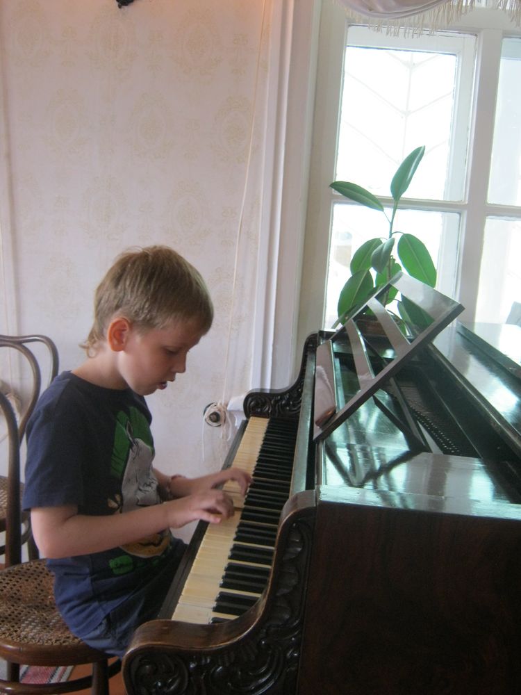 Данил Антонов исполняет на старинном рояле детские пьесы piano.jpg