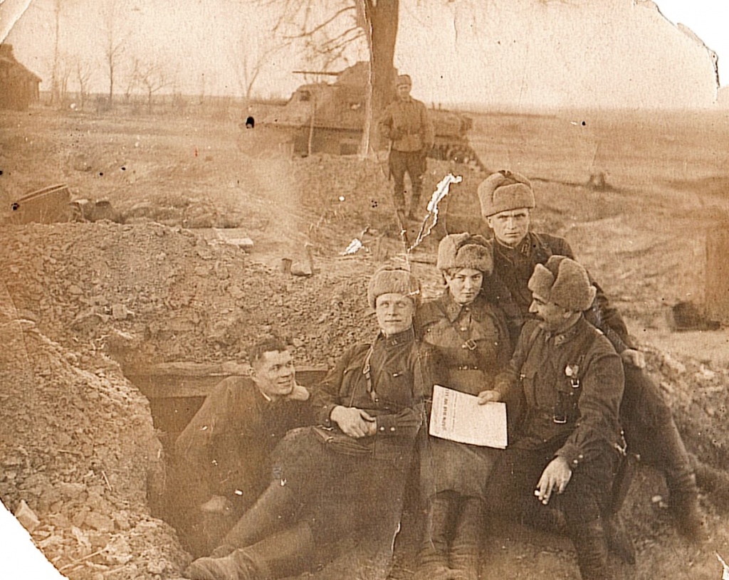 На Курской дуге. 1943 г.Будаева В и И.Зубарев в центре..jpg