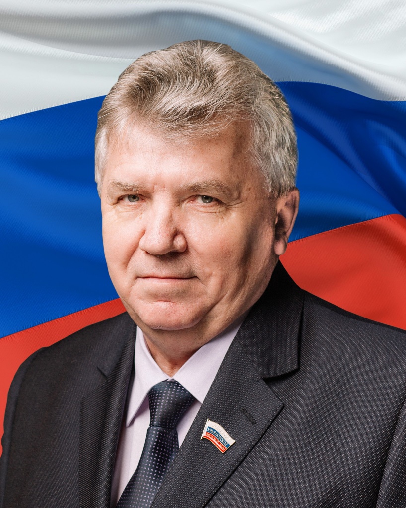 Панчин new перед флагом.jpg Панчин new перед флагом.jpg