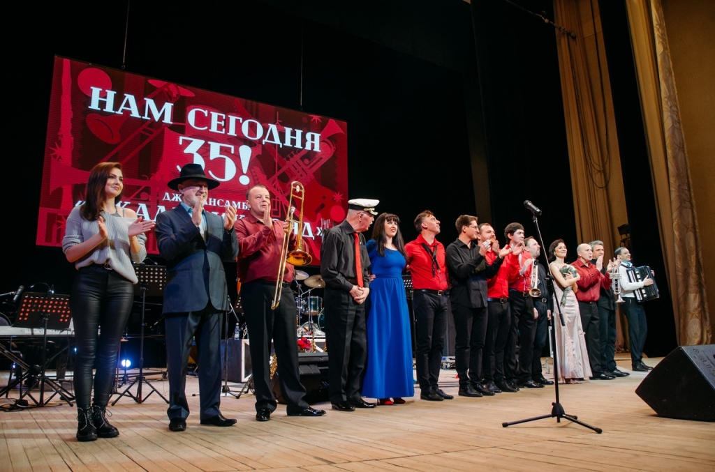 Олег Зисер на юбилейном вечере коллектива с коллегами и гостями .jpg Олег Зисер на юбилейном вечере коллектива с коллегами и гостями .jpg