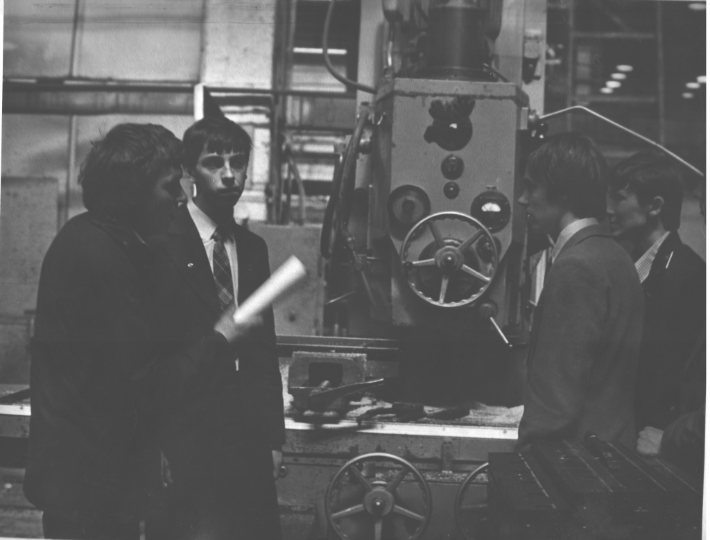 4 практические занятия с учащимися ГПТУ-6 проводит ПАНЧИН С.С, технолог цеха секретарь парторг март 1984.jpeg 4 практические занятия с учащимися ГПТУ-6 проводит ПАНЧИН С.С, технолог цеха секретарь парторг март 1984.jpeg