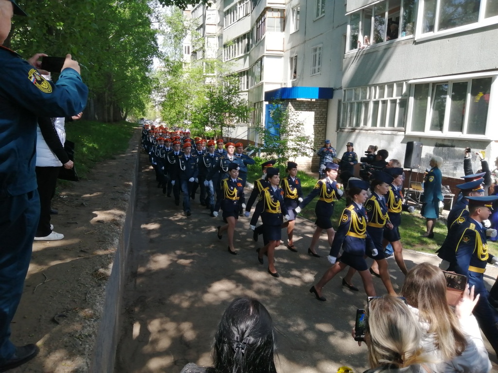 2. В парадном строю- молодые офицеры МЧС..jpg