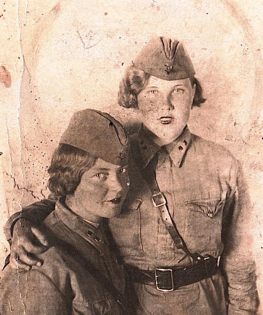 Будаева В.(сидит) с подругой.1942 г..jpg