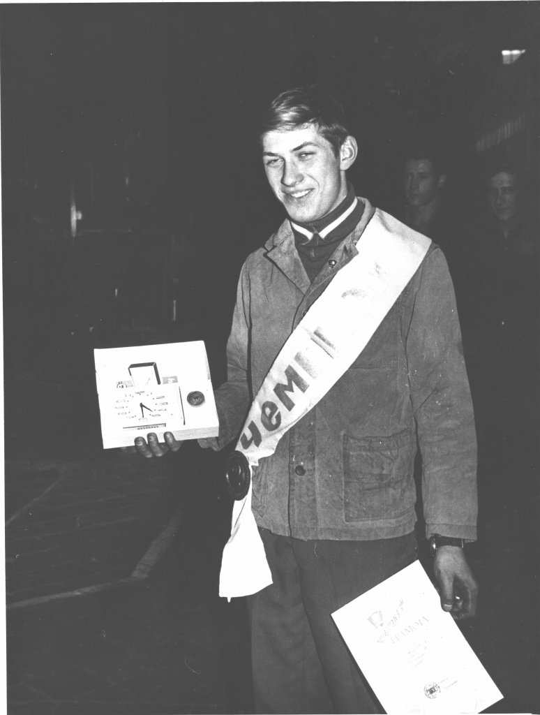 6 ДИГУЛЕВ ВЛАДИМИР лучший среди молодых фрезеровщиков май 1971 г.jpeg 6 ДИГУЛЕВ ВЛАДИМИР лучший среди молодых фрезеровщиков май 1971 г.jpeg